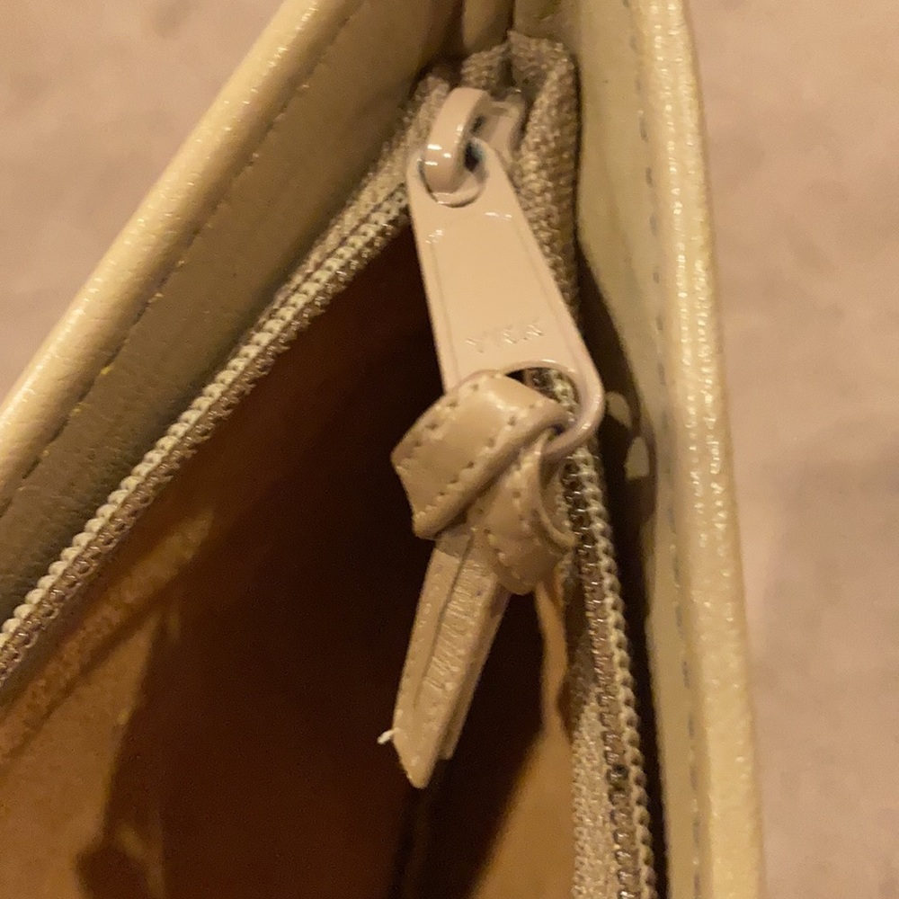 🌻 Taupe leather zipper clutch. EUC - Picture 5 of 7